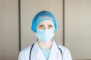 Γιατρός με μάσκα 