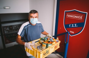 Άνθρωπος που μεταφέρει αναψυκτικά στον ποδοσφαιρικό αγώνα του Πανιωνίου