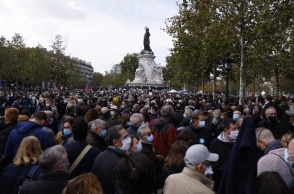 Πολίτες τιμούν τη μνήμη του καθηγητή Σαμιέλ Πατί στη Γαλλία