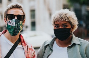 Πολίτες με μάσκα 