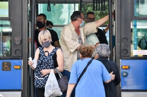 Πολίτες με μάσκα στα Μέσα Μαζικής Μεταφοράς
