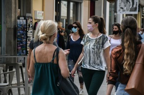 Πολίτες με μάσκα στην Πάτρα