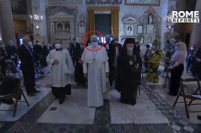 Ο Πάπας Φραγκίσκος με μάσκα για τον κορωνοϊό για πρώτη φορά σε δημόσια λειτουργία