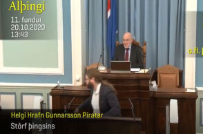 Σεισμός στην Ισλανδία: Βουλευτής τρέχει να εγκαταλείψει την κεντρική αίθουσα του Κοινοβουλίου την ώρα της σεισμικής δόνησης