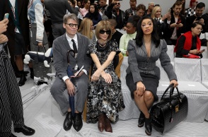 Η Cardi B κάθεται δίπλα στην Anna Wintour 