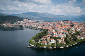 Η πόλη της Καστοριάς με τη λίμνη - Επιβλήθηκε τοπικό lockdown για τον κορωνοϊό