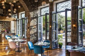 Η σάλα στο ισόγειο του L'Amiral