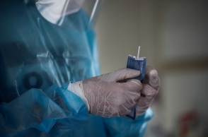 Χέρια νοσηλευτή που κρατούν τεστ ανίχνευσης κορωνοϊού