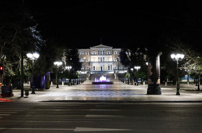 Εικόνα από την άδεια πλατεία Συντάγματος