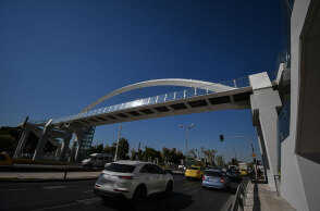 Η νέα πεζογέφυρα στον Άλιμο δόθηκε προς χρήση για το κοινό