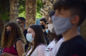 Μαθητές Γυμνασίου με μάσκα