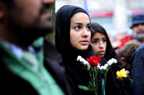 Μουσουλμάνα σε συγκέντρωση στο Παρίσι