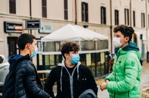 Παιδιά με μάσκες στην Ιταλία