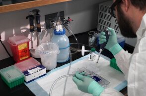 Ερευνητής σε εργαστήριο κάνει αναλύσεις για το εμβόλιο του κορωνοϊού