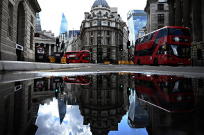Εικόνα από το Λονδίνο με τα χαρακτηριστικά κόκκινα αστικά λεωφορεία
