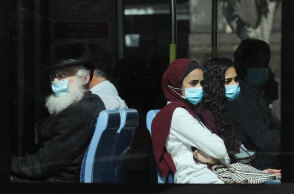 Επιβάτες σε λεωφορείο με προστατευτική μάσκα για τον κορωνοϊό στο Ισραήλ