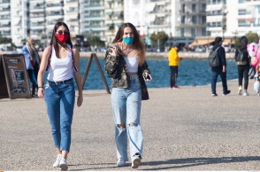 Πολίτες με μάσκα στην παραλία της Θεσσαλονίκης