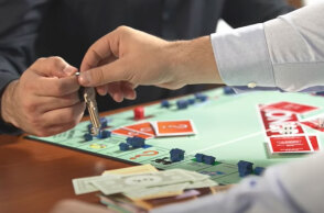 Monopoly, πρώτη κατοικία και... Κυριάκο έχει το νέο σποτ του ΣΥΡΙΖΑ για τον πτωχευτικό νόμο