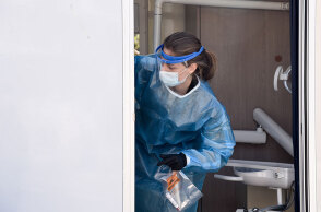 Εργαζόμενη σε κλιμάκιο του ΕΟΔΥ που διενεργεί rapid tests