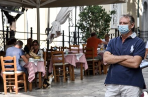 Πολίτες με μάσκα στο κέντρο της Αθήνας 