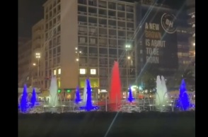 Το σιντριβάνι της  Ομόνοιας στα χρώματα της γαλλικής σημαίας