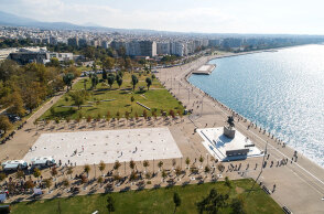 Ούρες πολιτών για rapid test στη Νέα Παραλία Θεσσαλονίκης στο ύψος του αγάλματος του Μεγάλου Αλεξάνδρου