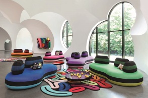 Χώρος με χρωματιστούς καναπέδες με καμπύλες και έντονα χρώματα, μπλε, πράσινο, μωβ, ροζ, πορτοκαλί