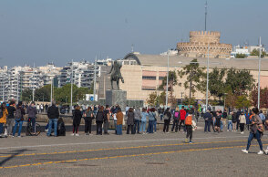 Κορωνοϊός στη Θεσσαλονίκη: Πολίτες περιμένουν να κάνουν rapid test σε κινητά κλιμάκια του ΕΟΔΥ