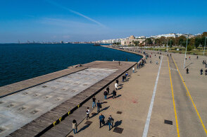 Κορωνοϊός στη Θεσσαλονίκη: Πολίτες περιμένουν στην ουρά για να κάνουν rapid test