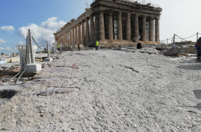Ο Παρθενώνας στην Ακρόπολη - Ο χρόνος και τα εκατομμύρια τουριστών έχουν αφήσει το αποτύπωμά τους στη διαδρομή που οδηγεί στο μνημείο