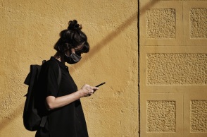 Γυναίκα με μάσκα σε δρόμο της Ισπανίας