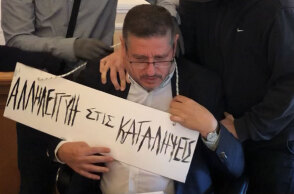 Ο πρύτανης της ΑΣΟΕΕ με την ταμπέλα που του κρέμασαν αναρχικοί στον λαιμό