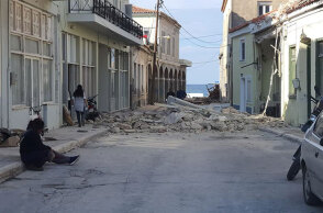 Φονικός σεισμός στη Σάμο - Καταστροφές σε δρόμο στο Καρλόβασι