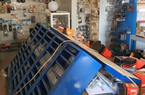 Στιγμιότυπο από τις ζημιές σε κατάστημα μετά τον σεισμό στη Σάμο