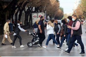 Πολίτες με μάσκα στο κέντρο της Θεσσαλονίκης