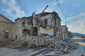 Κατεστραμμένο κτίριο στη Σάμο μετά τον φονικό σεισμό