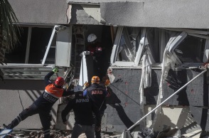 Έρευνες στα συντρίμμια για τον εντοπισμό επιζώντων στη Σμύρνη 