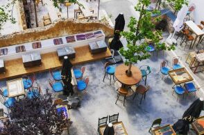 Η αυλή της Μαντανίας