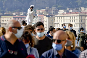 Νέα μέτρα αναμένεται να ανακοινωθούν από την κυβέρνηση του Τζουζέπε Κόντε στην Ιταλία, όπου σήμερα καταγράφηκαν 29.907 κρούσματα κορωνοϊού 