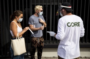 Υψηλό παραμένει το ποσοστό κρουσμάτων κορωνοϊού στις Ηνωμένες Πολιτείες, όπου ο συνολικός αριθμός των θυμάτων της πανδημίας ανέρχεται πλέον σε 229.932. 