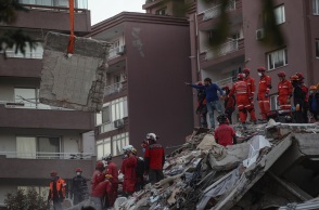 42 νεκροί, σχεδόν 900 τραυματίες εξαιτίας του σεισμού της Παρασκευής που συγκλόνισε την Τουρκία – Συνεχίζεται η μάχη των διασωστών στα συντρίμμια