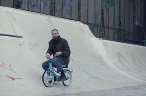 Ο Άρης Σερβετάλης στην ταινία Μήλα του Χρήστου Νίκου