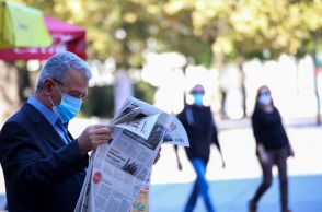 Πολίτες με μάσκα στους δρόμους της Λάρισας