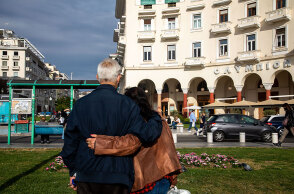 Εικόνα από τη Θεσσαλονίκη με πολίτες να κυκλοφορούν με μάσκα για τον κορωνοϊό