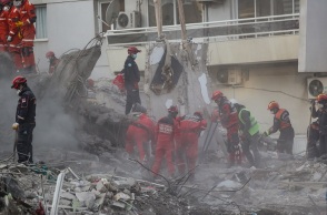 Έρευνες για τον εντοπισμό επιζώντων στα συντρίμμια κτιρίων στη Σμύρνη