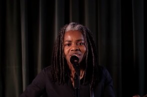 Η Τρέισι Τσάπμαν τραγουδάει στην τηλεόραση πριν τις εκλογές