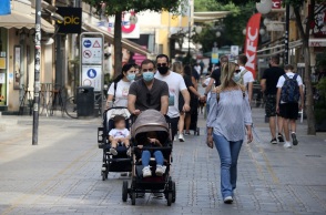 Πολίτες με μάσκα στους δρόμους της Κύπρου 