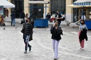 Πολίτες με μάσκα στην πλατεία Μοναστηρακίου