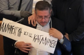 Ο Δημήτρης Μπουραντώνης, Πρύτανης της ΑΣΟΕΕ, με την ταμπέλα περασμένη στον λαιμό του