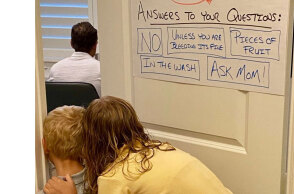 Μπαμπάς σε τηλεργασία συμμετέχει σε μίτινγκ την ώρα που τα παιδιά είναι στο σπίτι